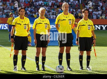 Die FIFA amtierenden Team Linien bis vor eine 2011 Women World Cup Gruppe C passen zwischen den USA und Nordkorea. Stockfoto