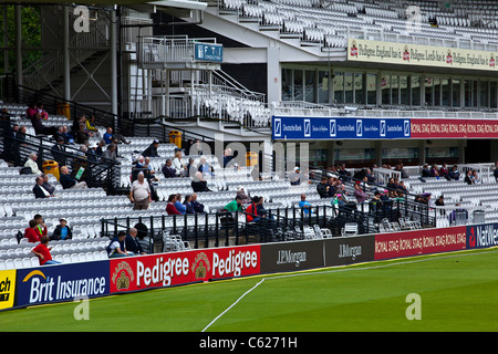 Zuschauer an Lords Cricket Ground gerade Spiel Stockfoto