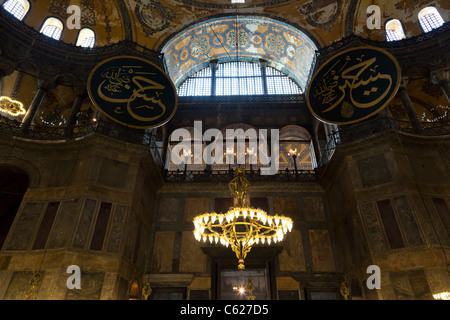 Schöner Balkon mit Bögen, bemalte Decke und Kronleuchtern. Innere der Aya Sofia Moschee und Museum Istanbul, Türkei. Stockfoto