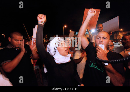 Israelische Araber protestieren gegen die Lebenshaltungskosten in Israel, in Jaffa, Tel Aviv, Israel. Die soziale Gerechtigkeit Protest nannte auch die Zelte Protest waren eine Serie von Massendemonstrationen in Israel Anfang Juli 2011 mit Hunderttausenden Demonstranten aus einer Vielzahl von sozioökonomischen gegen die weiter steigenden Lebenshaltungskosten besonders Gehäuse. Stockfoto