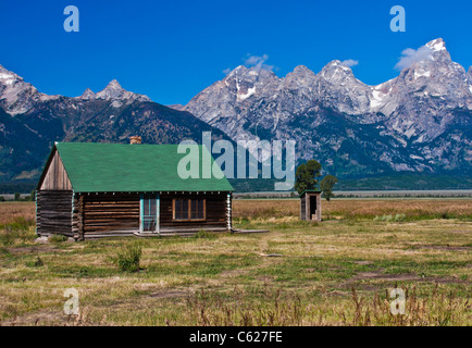 John Moulton Homestead verlassene Farm Gebäude auf 'Mormon Row' mit dem Grand Tetons Mountain Range Grand Tetons National Park in Wyoming. Stockfoto