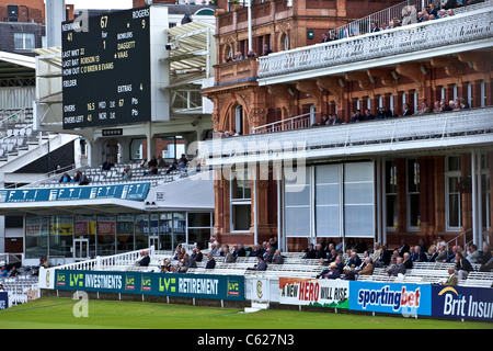 Pavillion & Anzeiger an Lords Cricket Ground Stockfoto