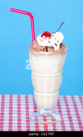 Vanille Milchshake mit Schokolade Creme auf einem Tisch Stockfoto