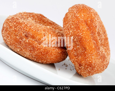 2 gezuckerten Krapfen isoliert auf weißem Hintergrund Stockfoto