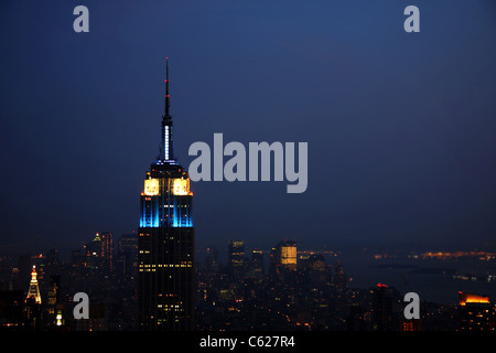 Skyline von New York an einem nebligen und stürmischen Nacht Stockfoto