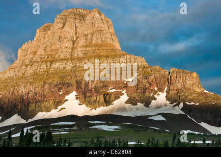 Clements Berg im morgendlichen Sonnenlicht bei Logan Pass im Glacier Nationalpark in Montana. Stockfoto