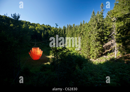 Das Pier Fabre Land Kunstwerk namens "Wakening". Riese ausgesetzt mobile Skulptur mit orangefarbenen Bändern. Stockfoto