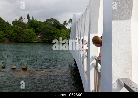 Besucher zum USS Arizona Memorial nach unten ins Wasser Stockfoto