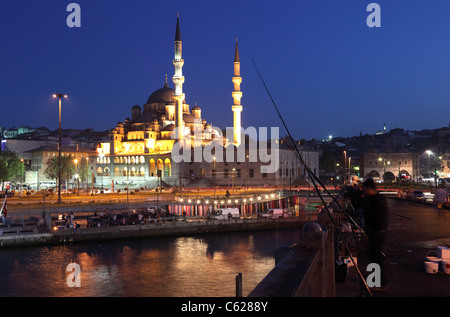 Fischer auf der Galatabrücke und der neuen Moschee (Yeni Camii) beleuchtet in der Nacht, Istanbul Türkei Stockfoto