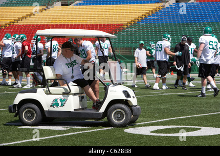 Coaching Personal Laufwerk Golfwagen auf dem Spielfeld in Saskatchewan ehemaliger Pre Season Training Mosaik Stadion Taylor Feld Stockfoto