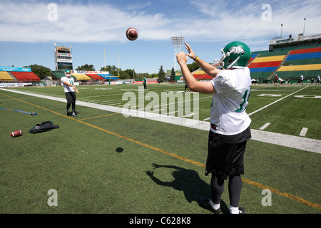 Spieler der Praxis werfen und fangen an der Seitenlinie in Saskatchewan ehemaliger Pre Season Training Mosaik Stadion Stockfoto