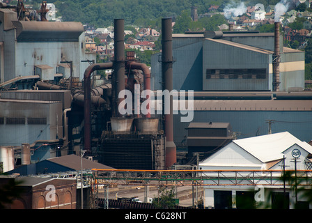 Ein Stahlwerk entlang den Monongahela Fluss in West Mifflin (Pittsburgh) PA. Stockfoto