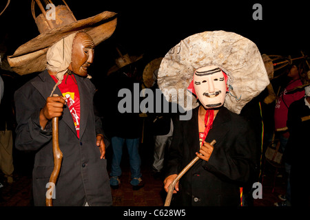 Ichapekene Piesta-Festival in San Ignacio de Moxos, hier Achus mit typischen Feuerwerk Hüte Stockfoto