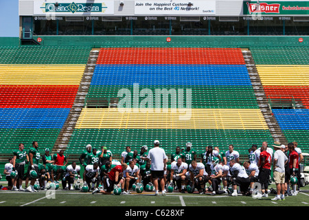 im Gespräch mit Trainer montiert Saskatchewan ehemaliger Pre Season Training Mosaik Stadion Taylor Feld Regina Kanada Stockfoto