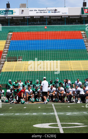 im Gespräch mit Trainer montiert Saskatchewan ehemaliger Pre Season Training Mosaik Stadion Taylor Feld Regina Kanada Stockfoto