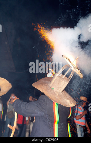 Ichapekene Piesta-Festival in San Ignacio de Moxos, hier ein Achu mit typischen Feuerwerk Hut Stockfoto