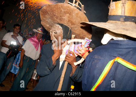 Ichapekene Piesta-Festival in San Ignacio de Moxos, hier ein Achu mit typischen Feuerwerk Hut Stockfoto