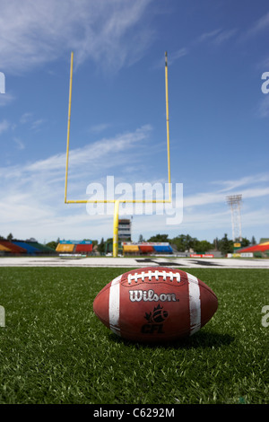 Wilson-Cfl canadian Football vor dem Tor in die Endzone Saskatchewan ehemaliger Tonhöhe Mosaik Stadion Taylor Feld Regina Stockfoto