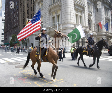 2011: pakistanische Independence Day Parade, Madison Avenue NYC NYPD Offiziere führen die Parade auf dem Pferderücken. Stockfoto