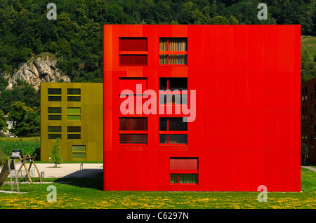 Farbenfrohe Wohnung Gebäude in der Siedlung Les Iles, St-Maurice, Wallis, Schweiz Stockfoto