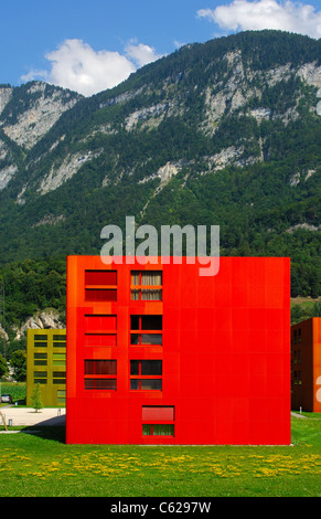 Farbenfrohe Wohnung Gebäude in der Siedlung Les Iles, St-Maurice, Wallis, Schweiz Stockfoto