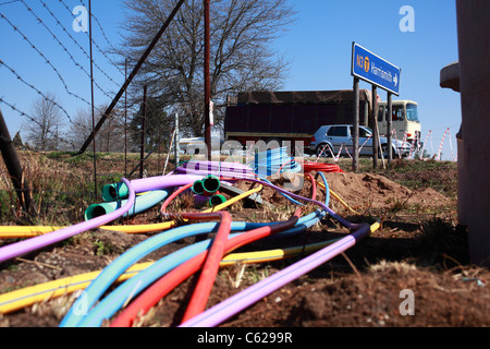 Glasfaserkabel werden neben der 600km N3-Autobahn zwischen Durban und Johannesburg in Südafrika installiert. Stockfoto