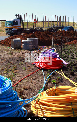 Glasfaserkabel werden neben der 600km N3-Autobahn zwischen Johannesburg und Durban in Südafrika installiert. Stockfoto
