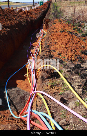 Glasfaserkabel werden neben der 600km N3-Autobahn zwischen Johannesburg und Durban in Südafrika installiert. Stockfoto