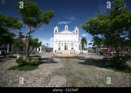 Iglesia Santa Lucìa von Parque Centenario gesehen. Suchitoto, Cuscatlan, El Salvador, Mittelamerika Stockfoto