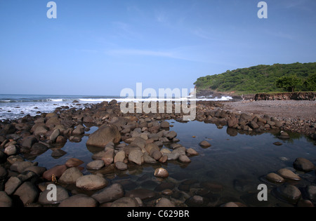 Gezeiten Fels-Pools zu einem Kopfsteinpflaster. La Libertad, El Salvador, Mittelamerika Stockfoto