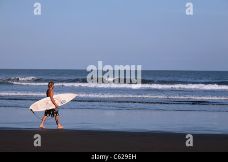 Reisen Surfer ausgehen für einen Nachmittag Surf an der richtigen Stelle Pause in Las Flores, El Salvador. Stockfoto