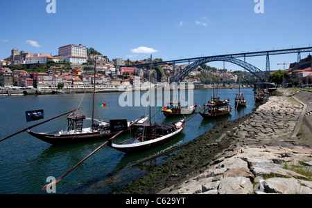 Portwein Lastkähne festgemacht auf dem Douro-Fluss bei Oporto. Stockfoto