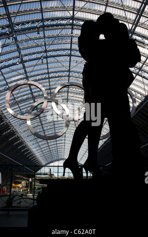 Liebhaber-Statue und Olympische rings,st.pancras internationalen Bahnhof, london Stockfoto