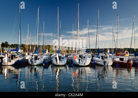 Boote-Spiegelbild im See im Sommer Stockfoto