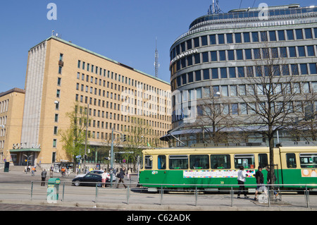 Eine Straßenbahn entlang der belebten Mannerheimintie vor dem Kaufhaus Sokos und Hauptpost in Zentral-Helsinki, Finnland Stockfoto