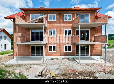 Einfamilienhaus im Bau mit Gerüst an der Fassade Stockfoto