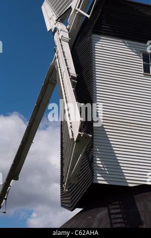 Mountnessing post Mühle in der englischen Landschaft mit einem blauen Himmel und einige Wolken Stockfoto