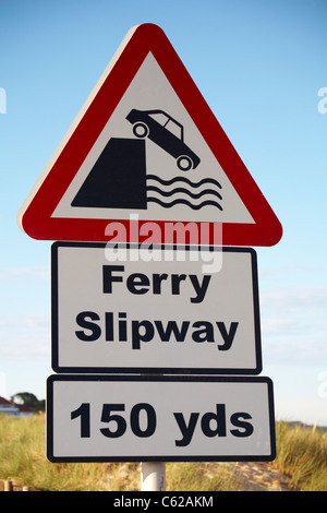 Fähre Slipway 150 yds Road sign in Studland, Dorset UK im August - dreieckige Straße Zeichen Dreieck Stockfoto