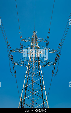 Power Supply Line gegen blauen Himmel Stockfoto