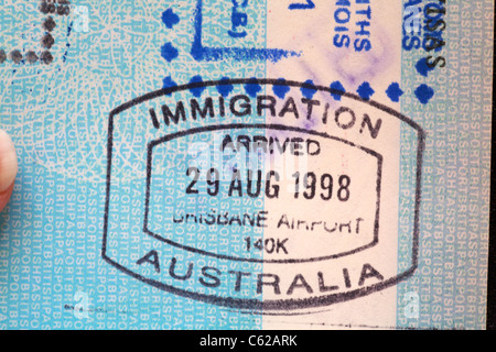 Einreisestempel am Flughafen Brisbane, Australien in britischen Pass gestempelt Stockfoto
