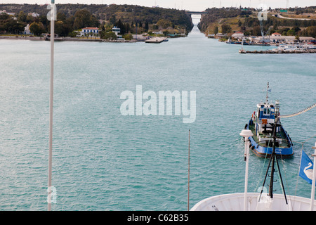 Kanal von Korinth, Ansätzen, Verknüpfung von Ionischen Meer mit ägäischen Meere, durch Kanal mit Minerva Kreuzfahrtschiff, Swan Hellenic, Griechenland Stockfoto