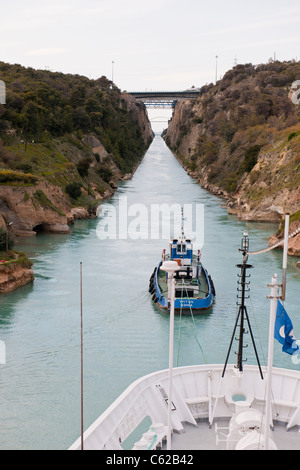 Kanal von Korinth, Ansätzen, Verknüpfung von Ionischen Meer mit ägäischen Meere, durch Kanal mit Minerva Kreuzfahrtschiff, Swan Hellenic, Griechenland Stockfoto