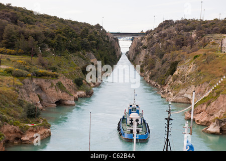 Kanal von Korinth, Ansätzen, Verknüpfung von Ionischen Meer mit ägäischen Meere, durch Kanal mit Minerva Kreuzfahrtschiff, Swan Hellenic, Griechenland Stockfoto