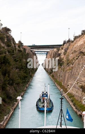 Kanal von Korinth, Ansätzen, Verknüpfung von Ionischen Meer mit ägäischen Meere, durch Kanal mit Minerva Kreuzfahrtschiff, Swan Hellenic, Griechenland Stockfoto