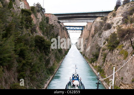 Kanal von Korinth, Ansätzen, Verknüpfung von Ionischen Meer mit ägäischen Meere, durch Kanal mit Minerva Kreuzfahrtschiff, Swan Hellenic, Griechenland Stockfoto