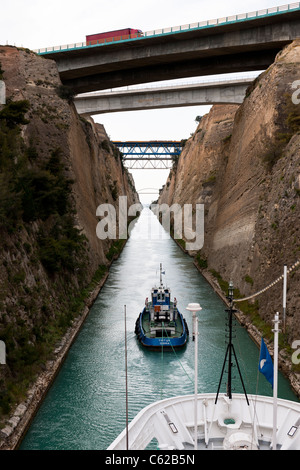 Kanal von Korinth, Ansätzen, Verknüpfung von Ionischen Meer mit ägäischen Meere, durch Kanal mit Minerva Kreuzfahrtschiff, Swan Hellenic, Griechenland Stockfoto