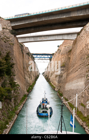 Kanal von Korinth, Ansätzen, Verknüpfung von Ionischen Meer mit ägäischen Meere, durch Kanal mit Minerva Kreuzfahrtschiff, Swan Hellenic, Griechenland Stockfoto