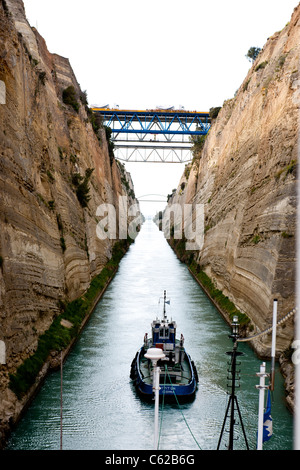 Kanal von Korinth, Ansätzen, Verknüpfung von Ionischen Meer mit ägäischen Meere, durch Kanal mit Minerva Kreuzfahrtschiff, Swan Hellenic, Griechenland Stockfoto