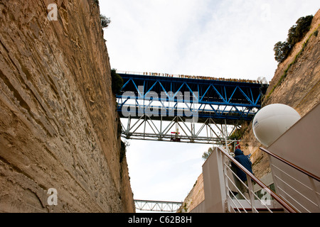 Kanal von Korinth, Ansätzen, Verknüpfung von Ionischen Meer mit ägäischen Meere, durch Kanal mit Minerva Kreuzfahrtschiff, Swan Hellenic, Griechenland Stockfoto