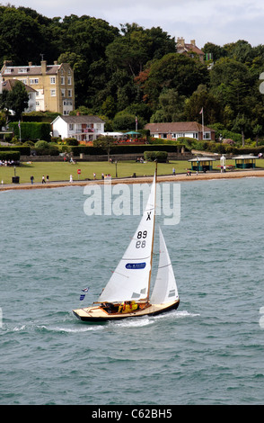 Segelboot auf dem Solent mit einem Hintergrund von der Isle Of Wight Küste bei Cowes England UK Stockfoto